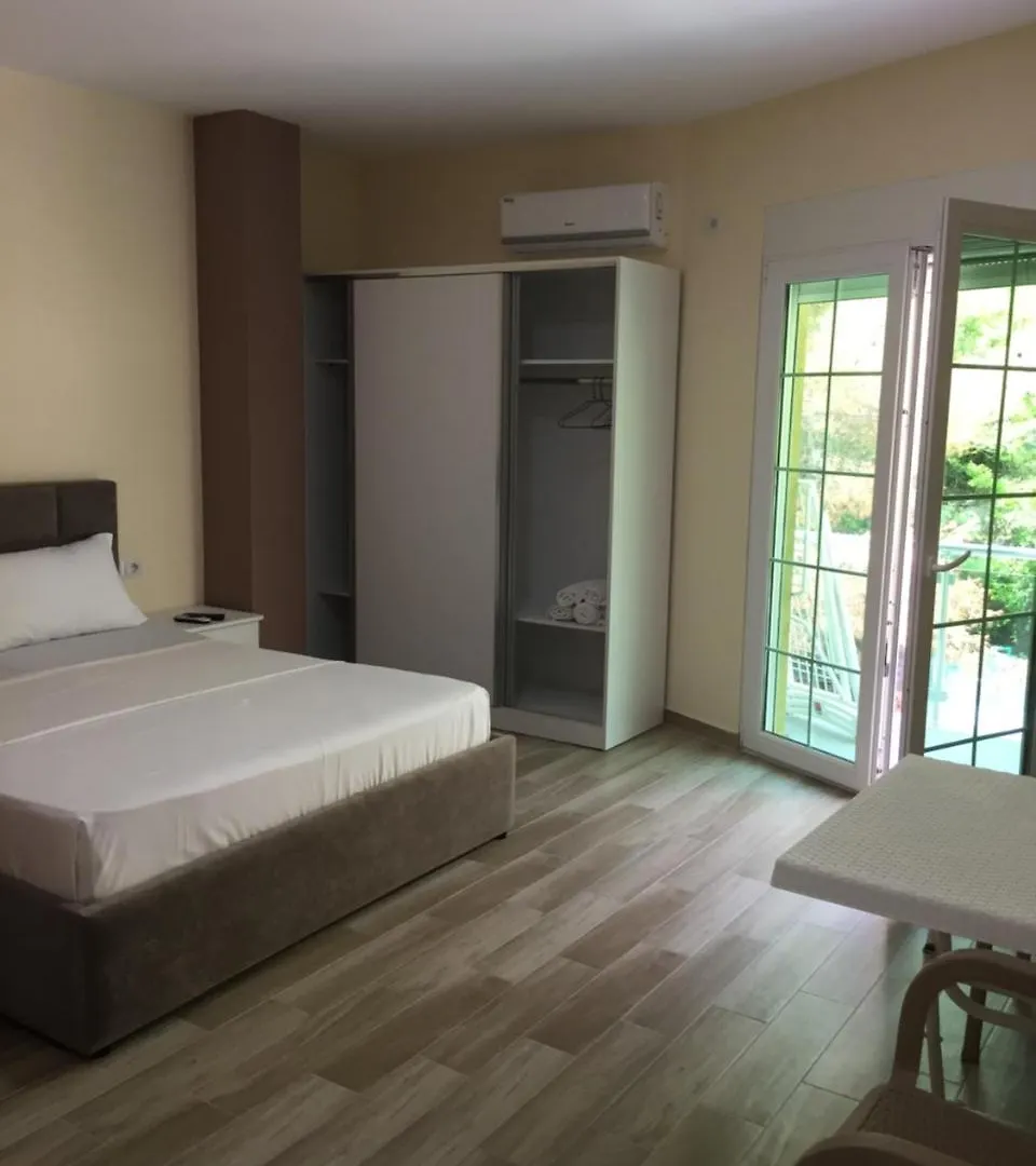 Hotel Eduard Shëngjin 2*,